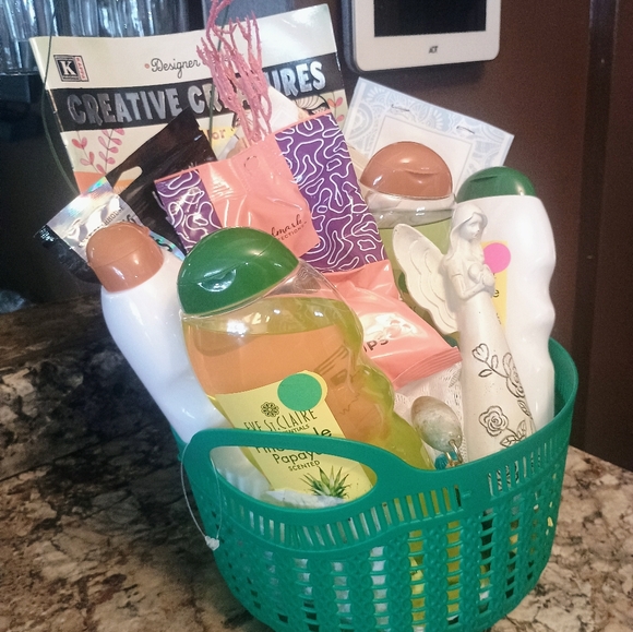 Women's Custom Gift Basket Pamper Me Papaya Pineapple Spa Basket - Picture 5 of 6